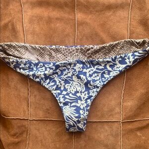 ACACIA blue & white floral bikini bottom - size L